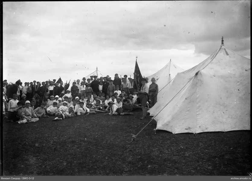 Группа детей и подростков с флагами