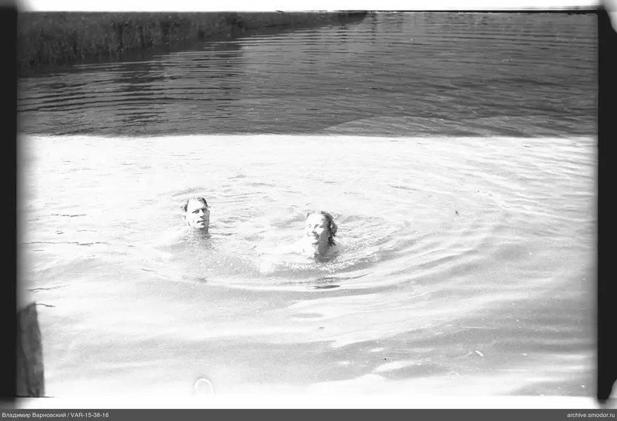 Двое взрослых в воде