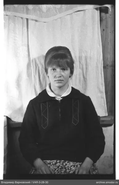 Porträt einer Frau in dunklem Pullover