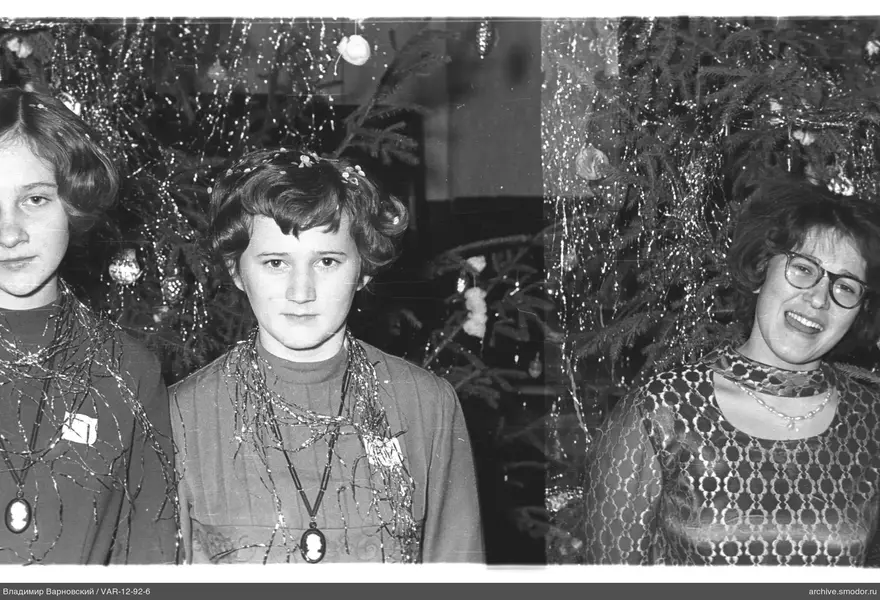 Gruppenporträt von Frauen vor Weihnachtsbaum