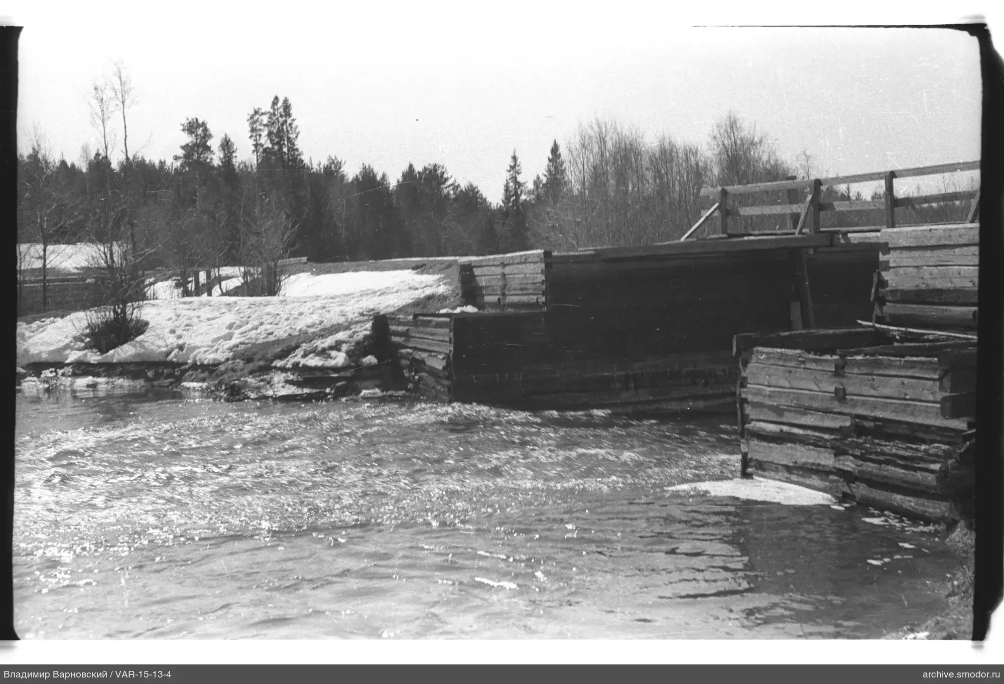 Holzdamm über den Fluss