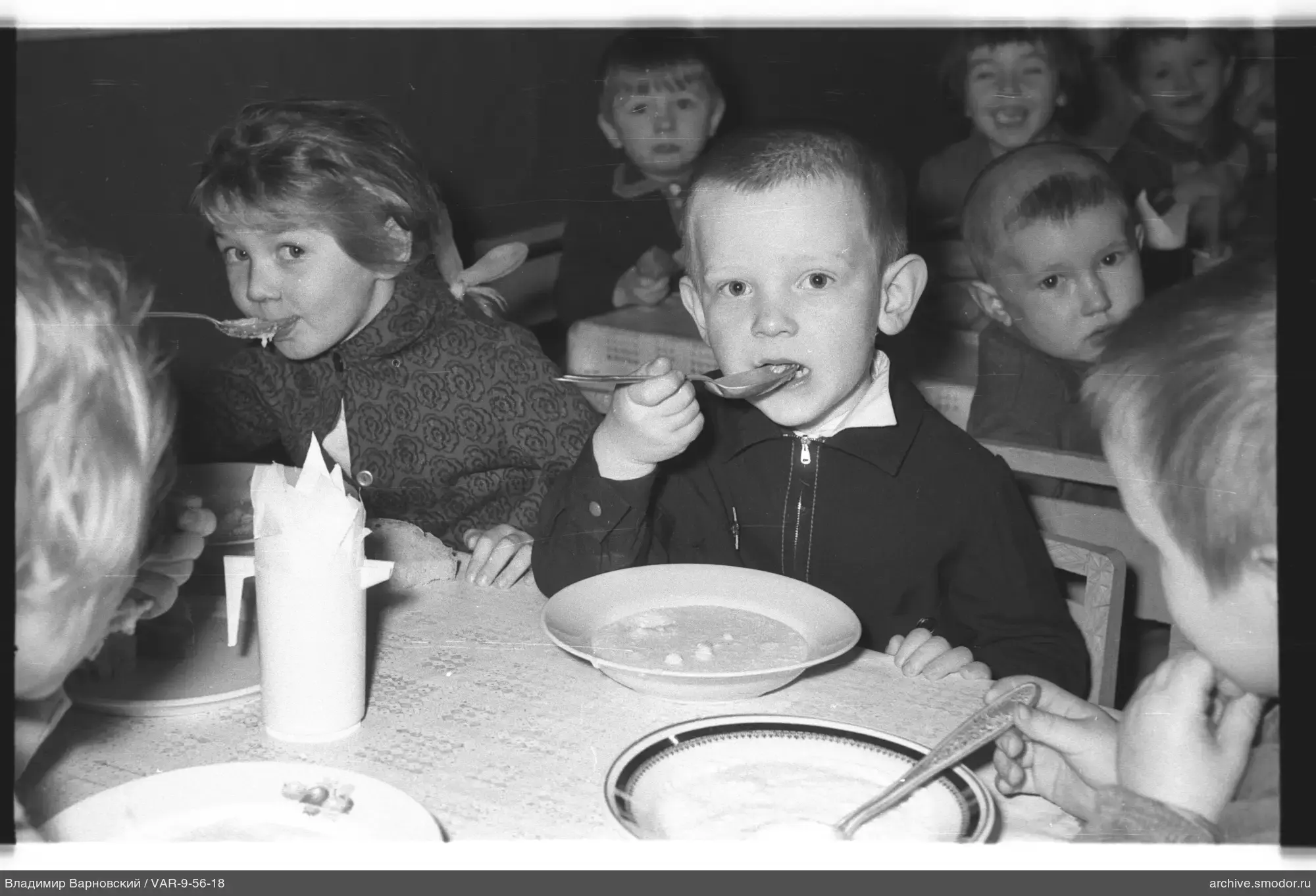 Kinder beim Suppeessen am Tisch
