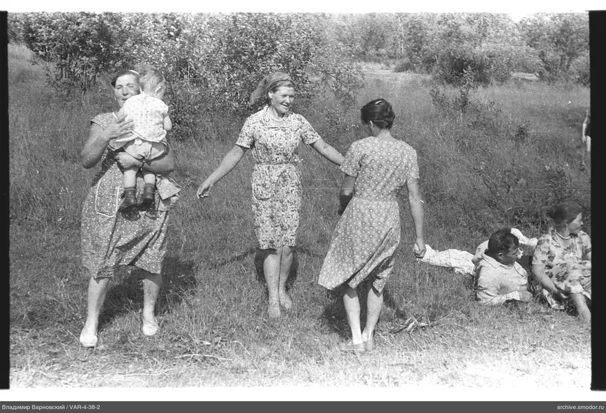 Групповая фотография с женщинами и детьми