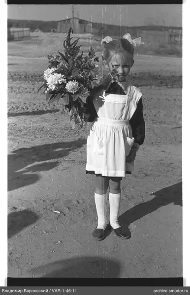 Mädchen mit Blumenstrauß im Freien