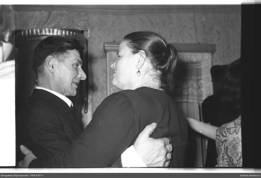 Mann und Frau bei einer Veranstaltung umarmend