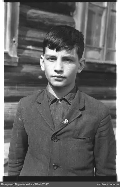 Junger Mann in Jacke mit Abzeichen