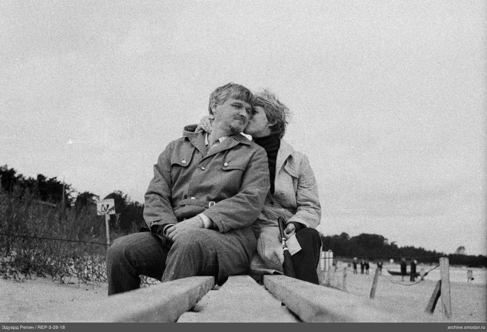 Мужчина и женщина на скамейке