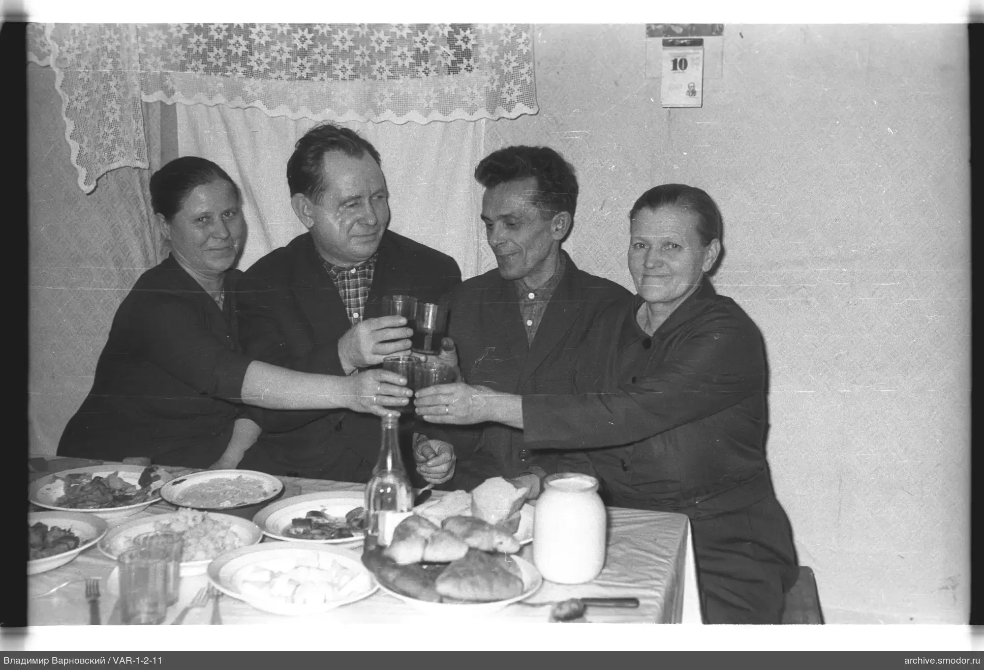 Gruppenfoto am Festtagstisch
