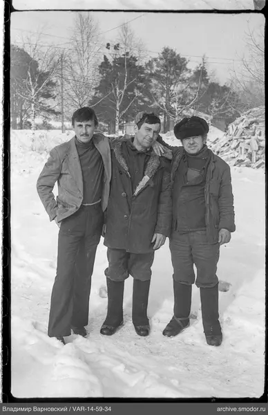 Gruppenporträt von Männern im Schnee