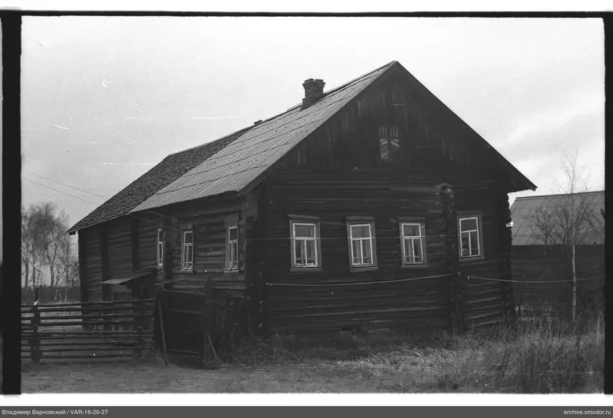 Holzhaus mit zwei Satteldächern