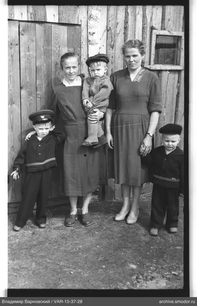 Gruppenporträt mit Frauen und Kindern