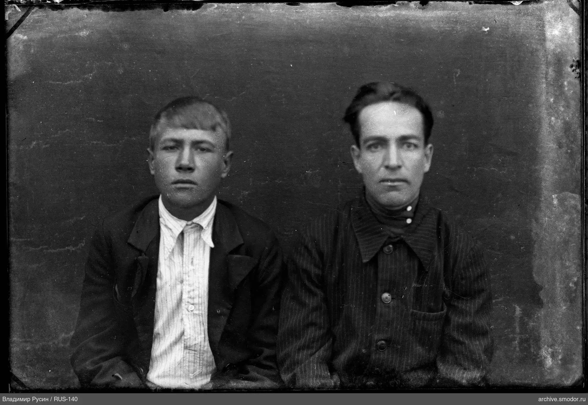 Два мужчины на групповой фотопортрет