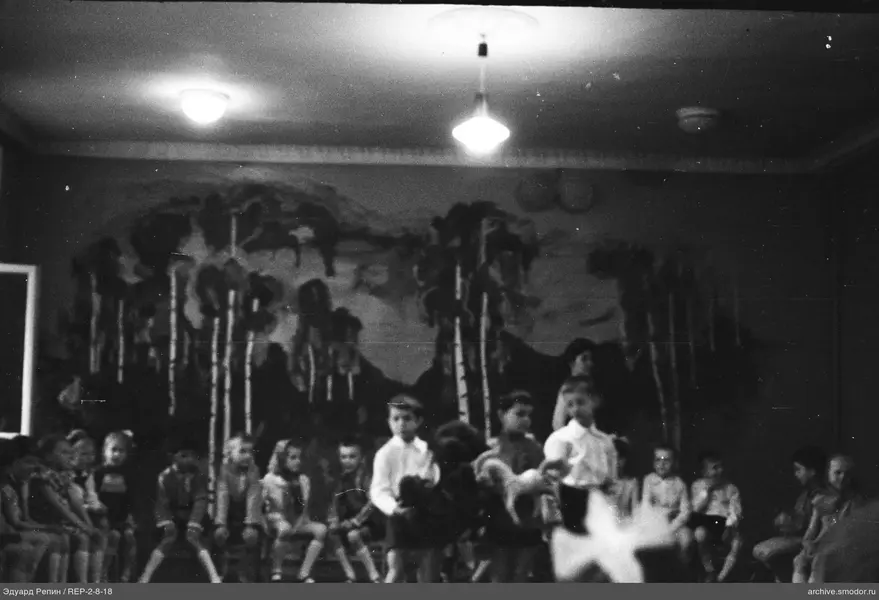 Gruppe von Kindern und Frau im Raum