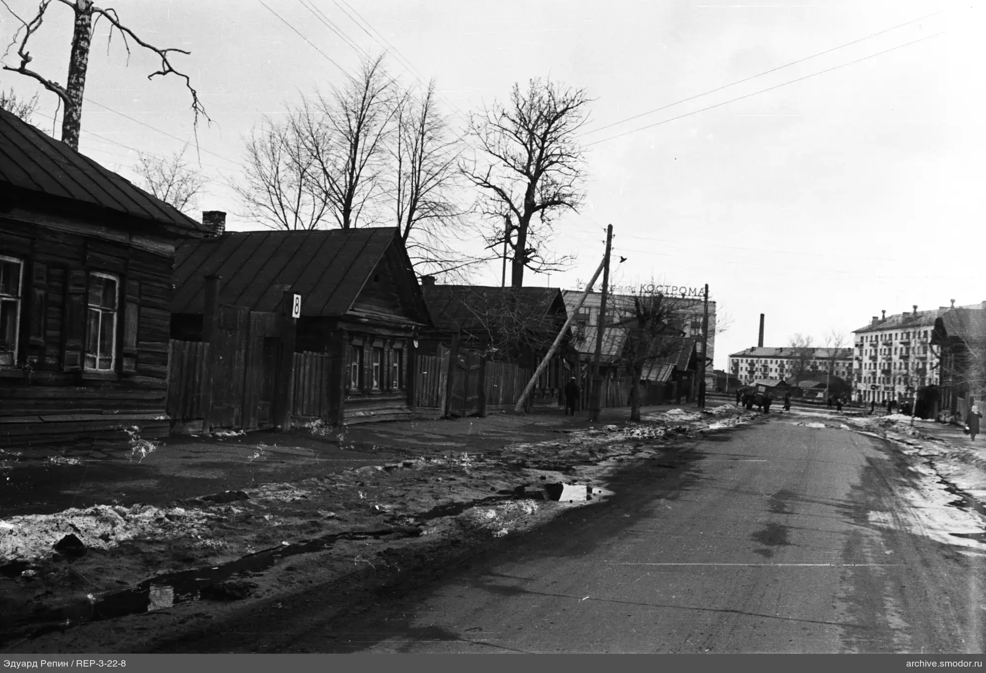 Holzhäuser und Asphaltstraße