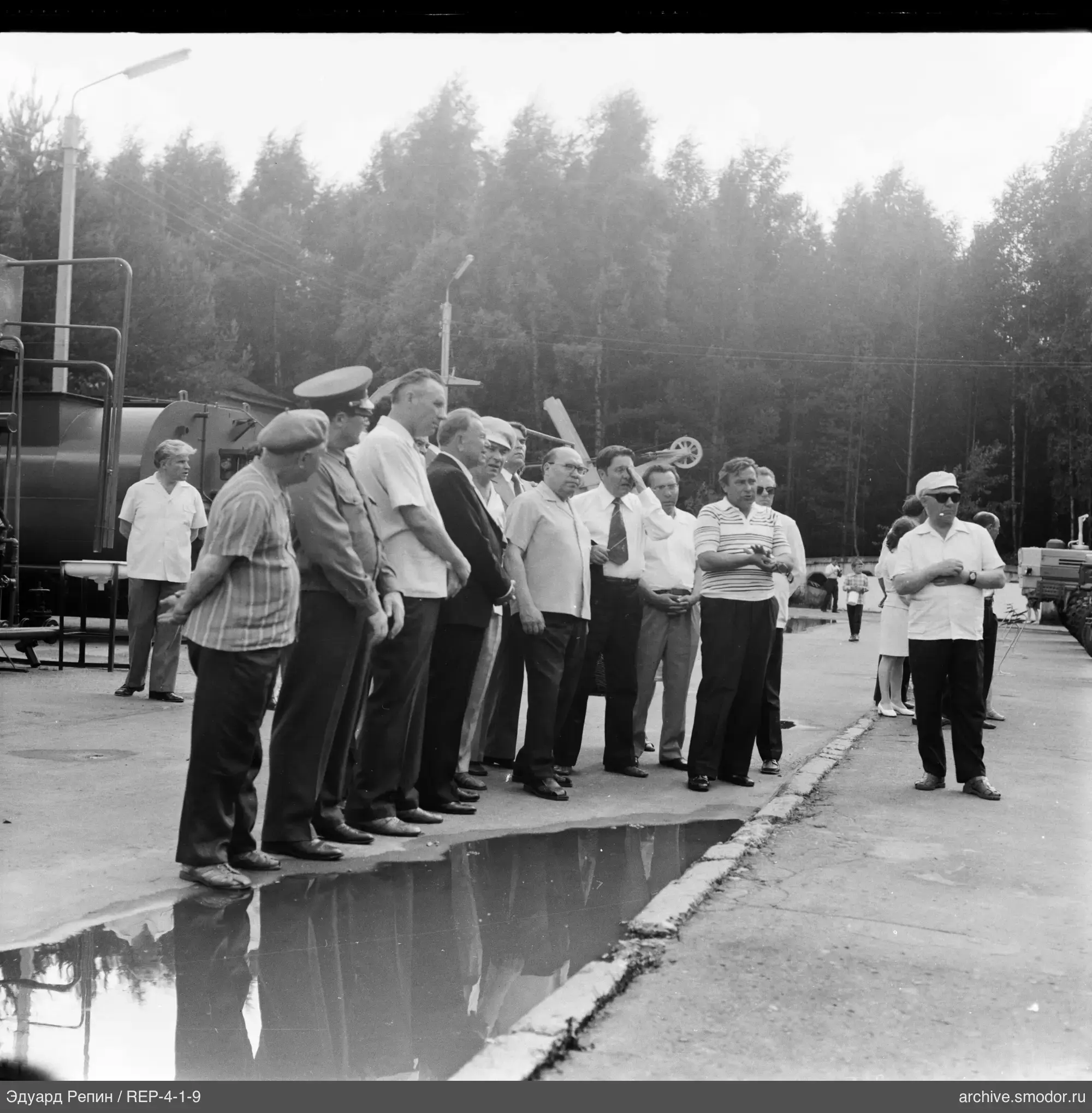 Gruppe von Menschen auf Asphalt am Bordstein