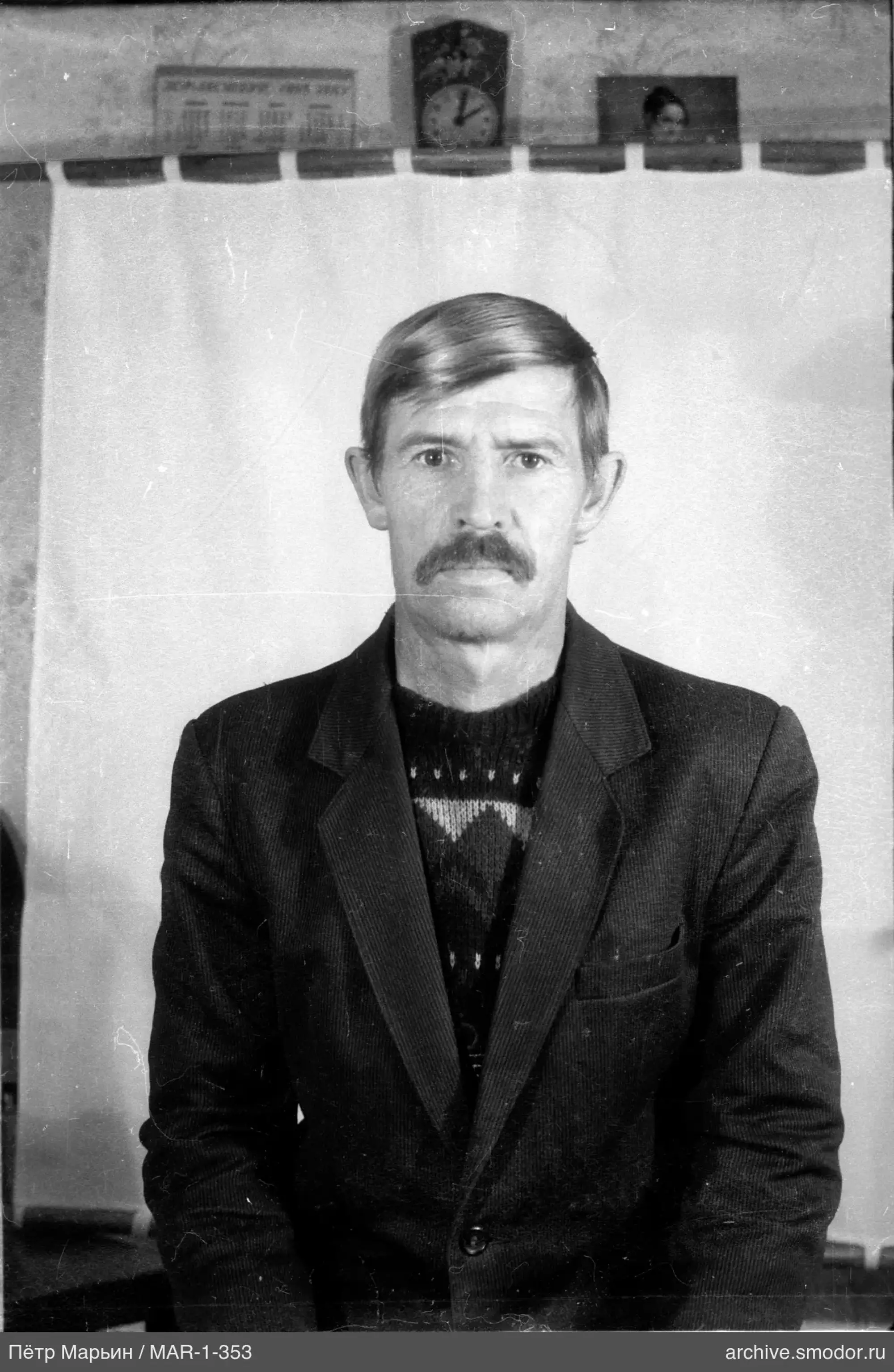 Портрет мужчины в пиджаке и свитере