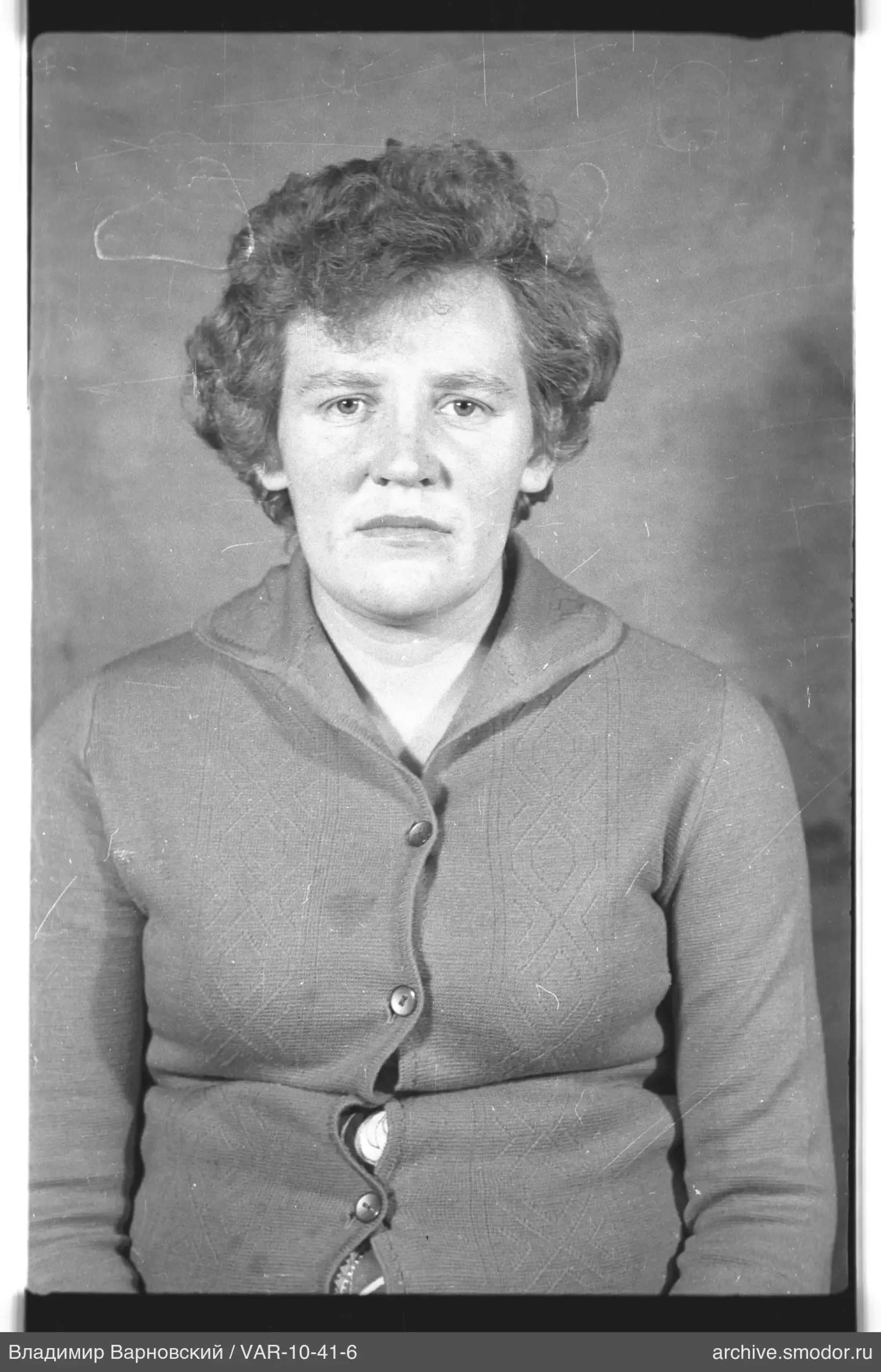 Porträt einer Frau im hellen Cardigan