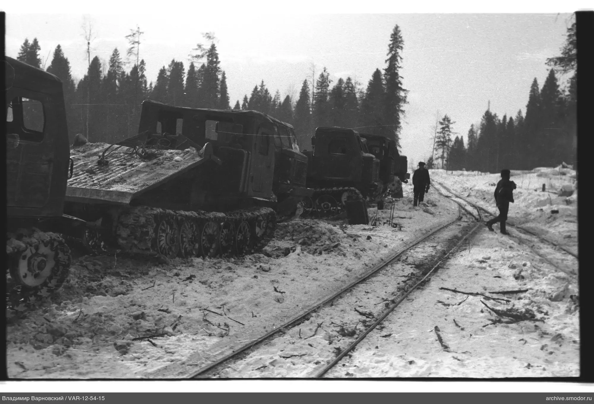 Vier Kettenfahrzeuge im Schnee