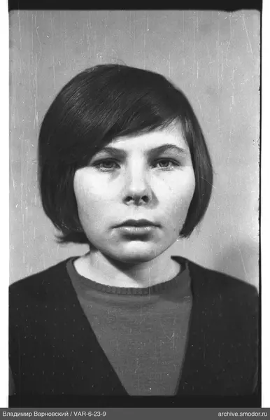 Porträt einer Frau mit kurzen Haaren