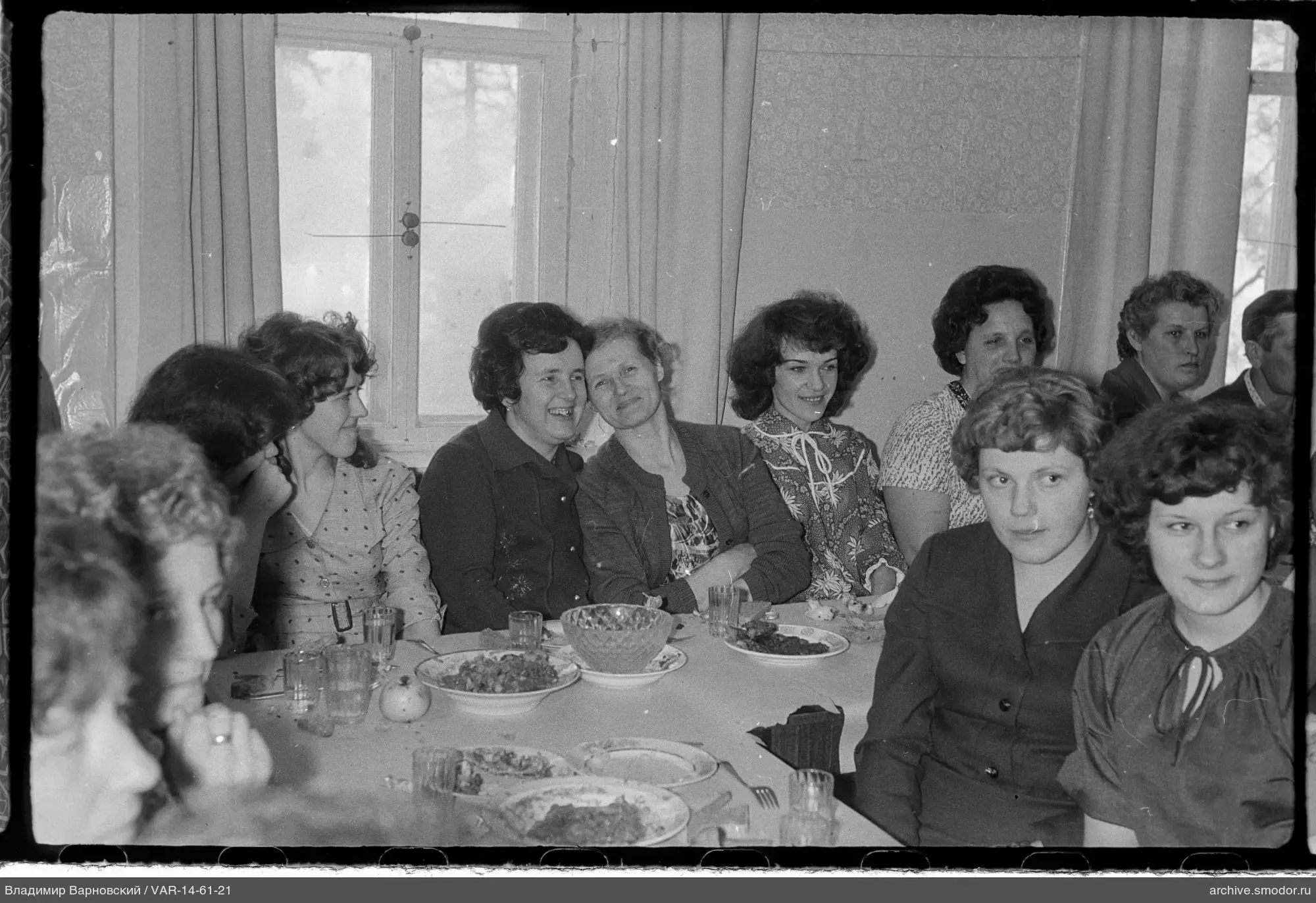 Gruppenporträt von Frauen am Tisch