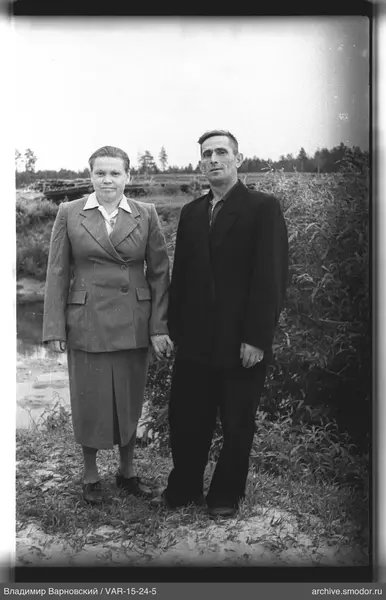 Mann und Frau am Wasser am Ufer