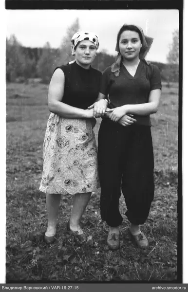 Zwei Frauen auf einer Wiese