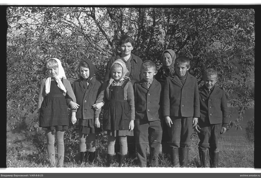 Gruppenporträt von Kindern und Frauen