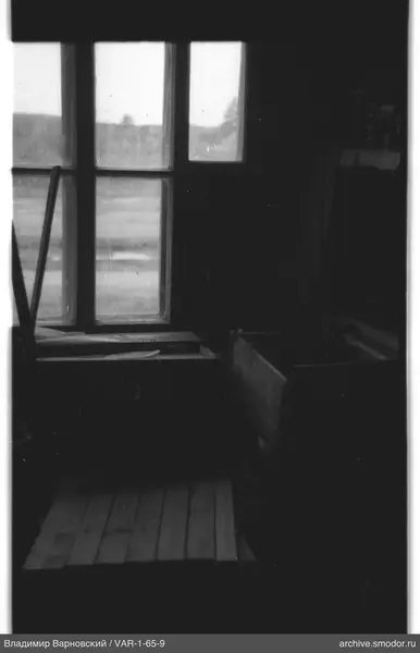 Innenraum eines Holzraums mit Fenster
