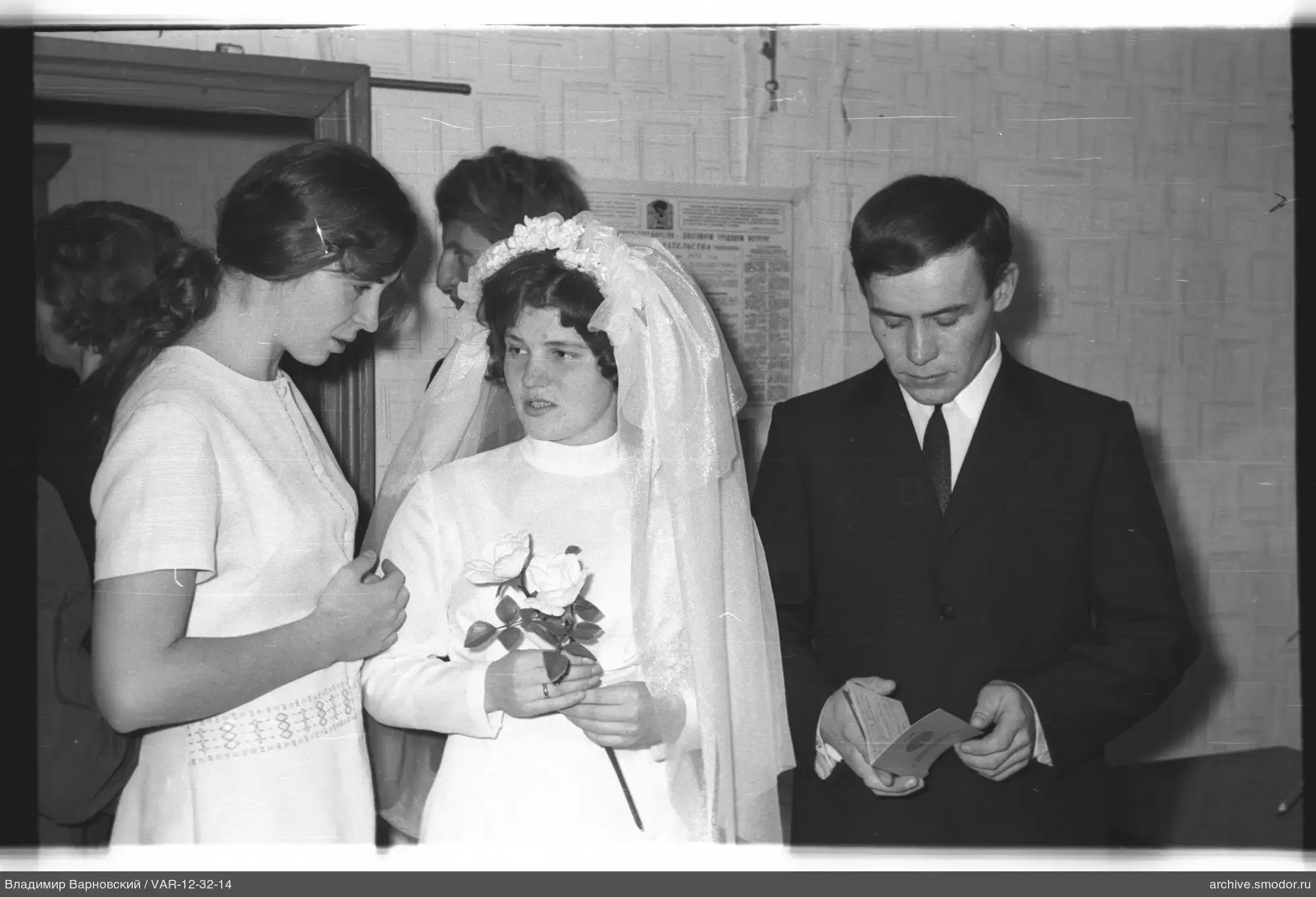 Gruppenporträt mit Frau im Hochzeitskleid