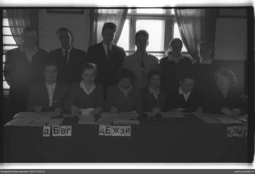 Gruppenporträt am Tisch