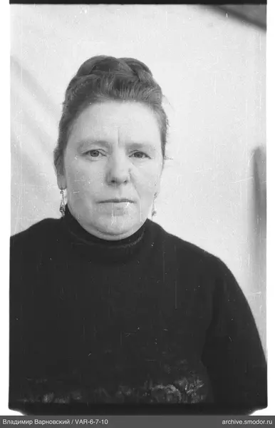 Porträt einer Frau in dunklem Pullover