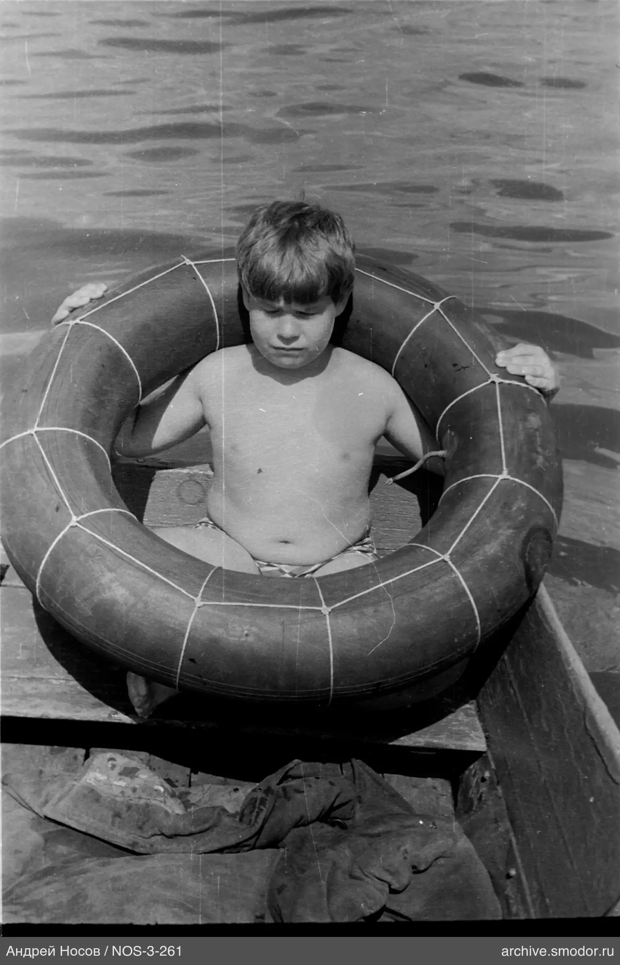 Junge mit Rettungsring im Boot