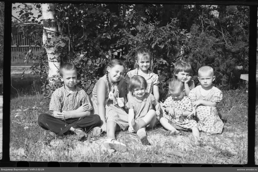 Gruppe von Kindern auf dem Gras