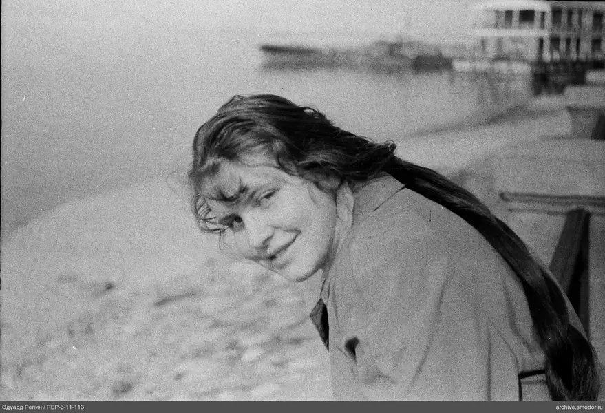 Porträt einer Frau am Ufer