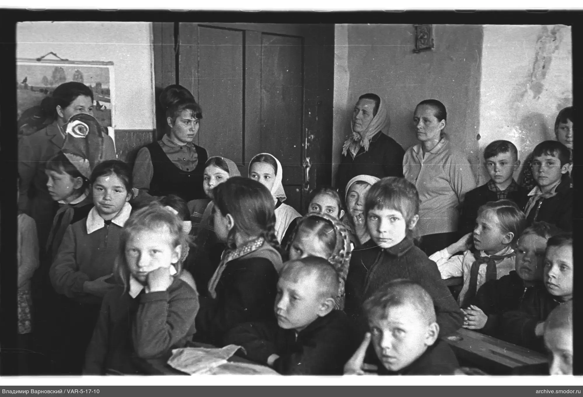 Gruppenporträt von Kindern und Frauen