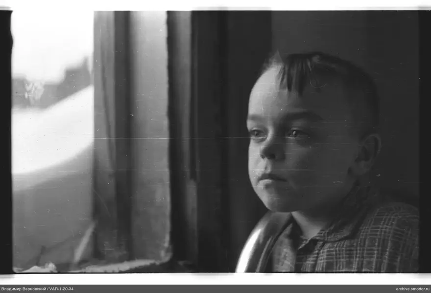 Porträt eines Jungen am Fenster