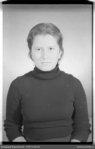Портрет женщины в свитере