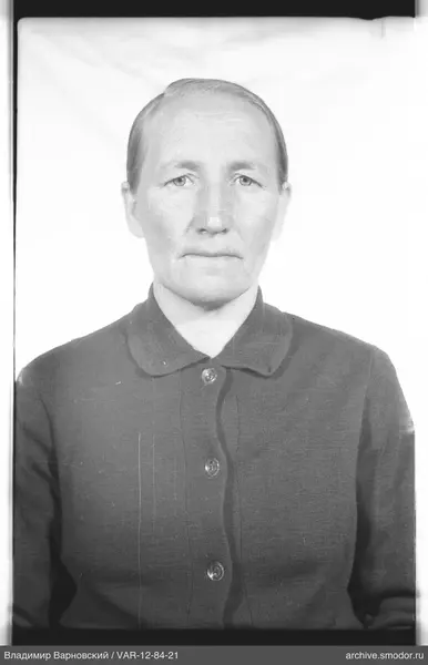 Porträt einer Frau in dunkler Jacke