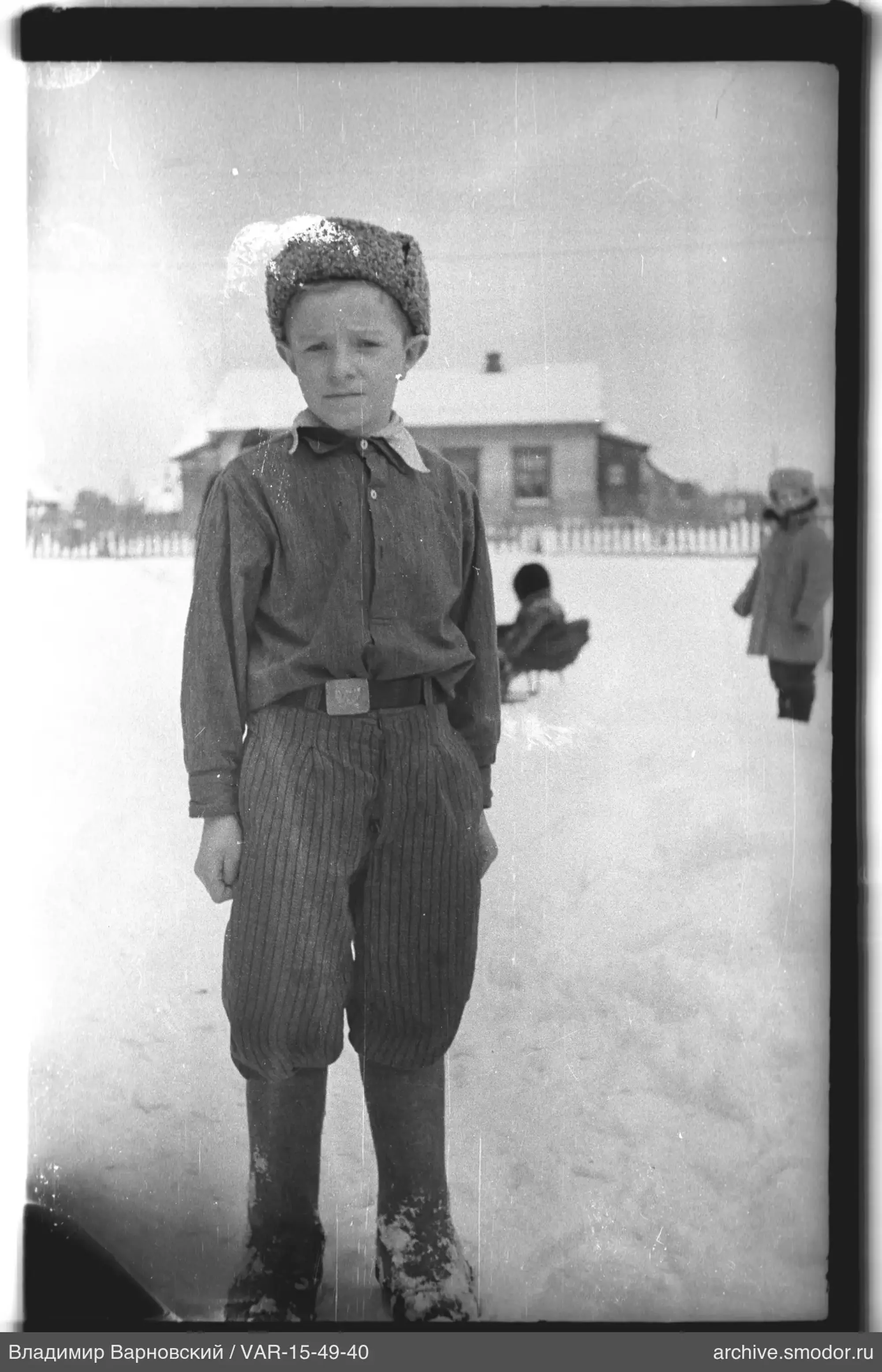Junge mit Pelzmütze im Schnee