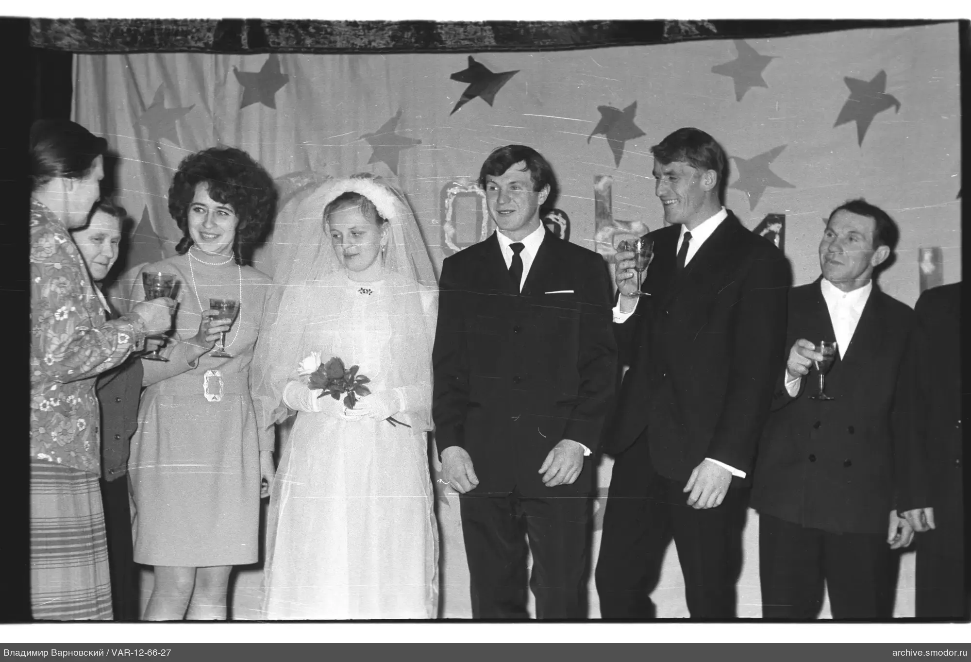 Gruppe von Menschen mit einer Frau im Hochzeitskleid