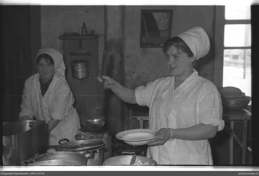 Gruppenaufnahme in der Küche mit Frauen in Kitteln