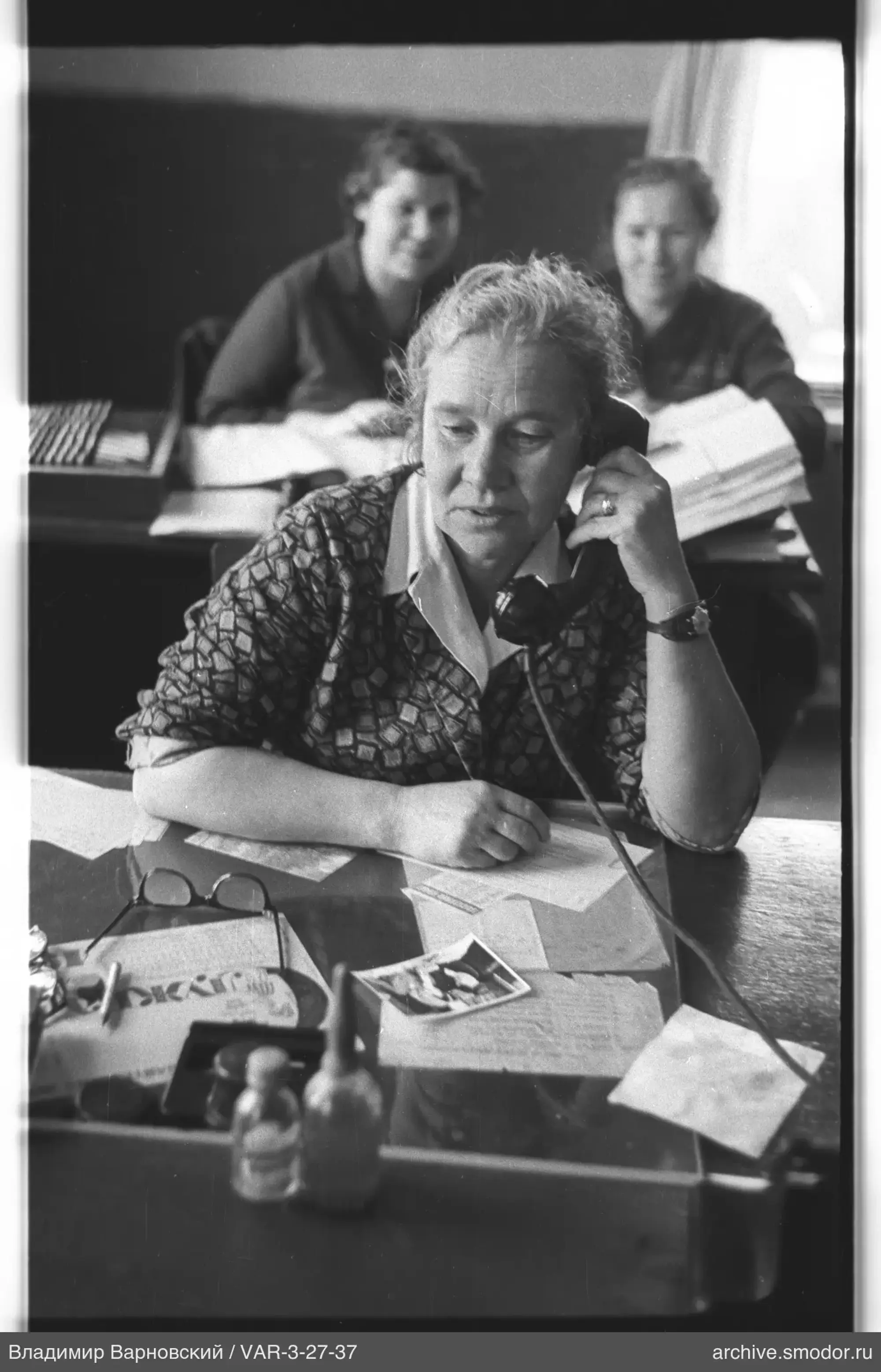 Woman with telephone at the table