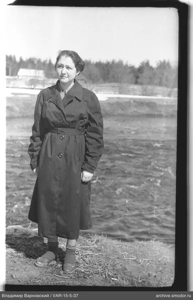 Frau am Ufer eines Gewässers