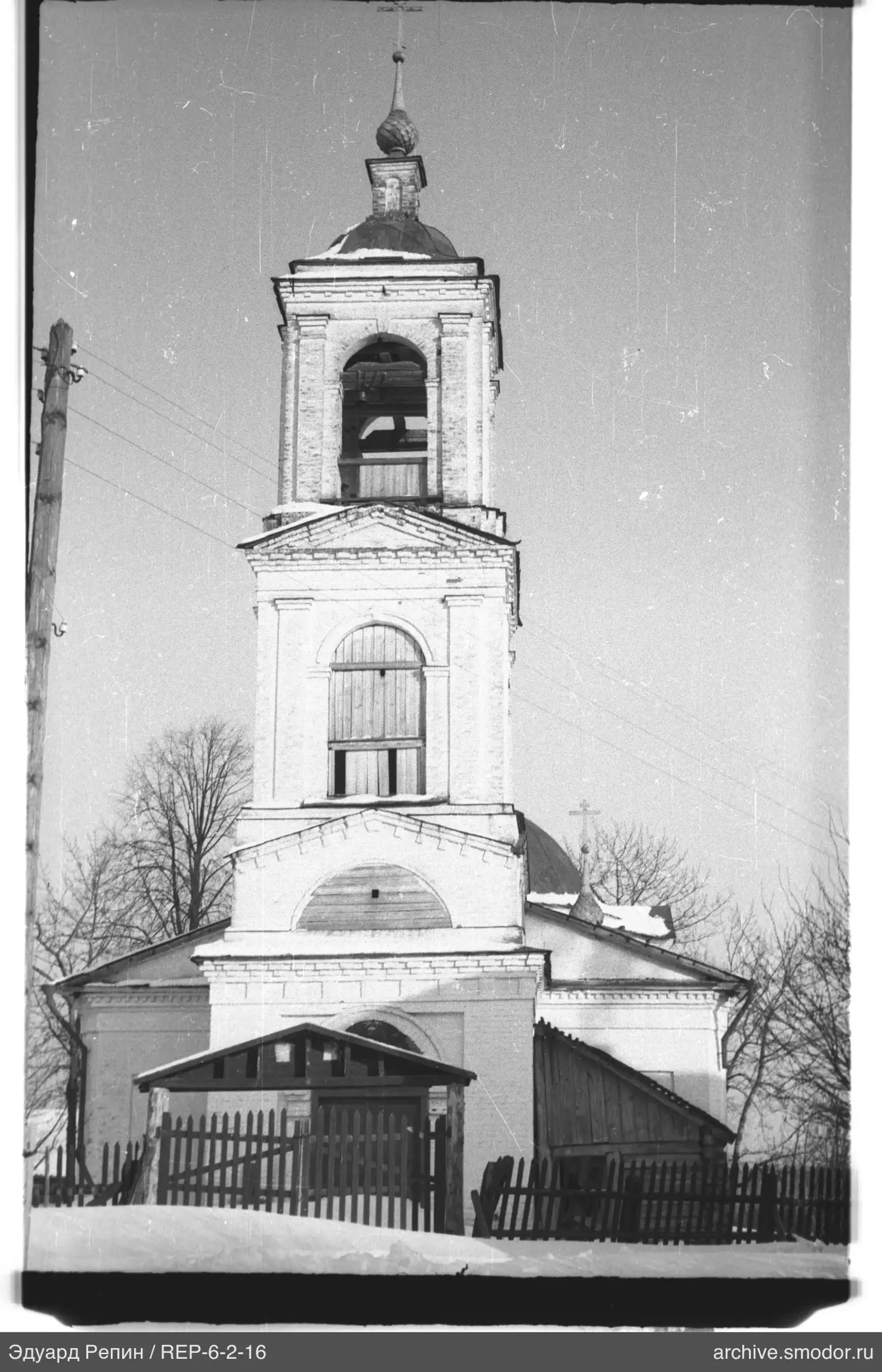 Backsteinkirche mit Glockenturm und Schnee