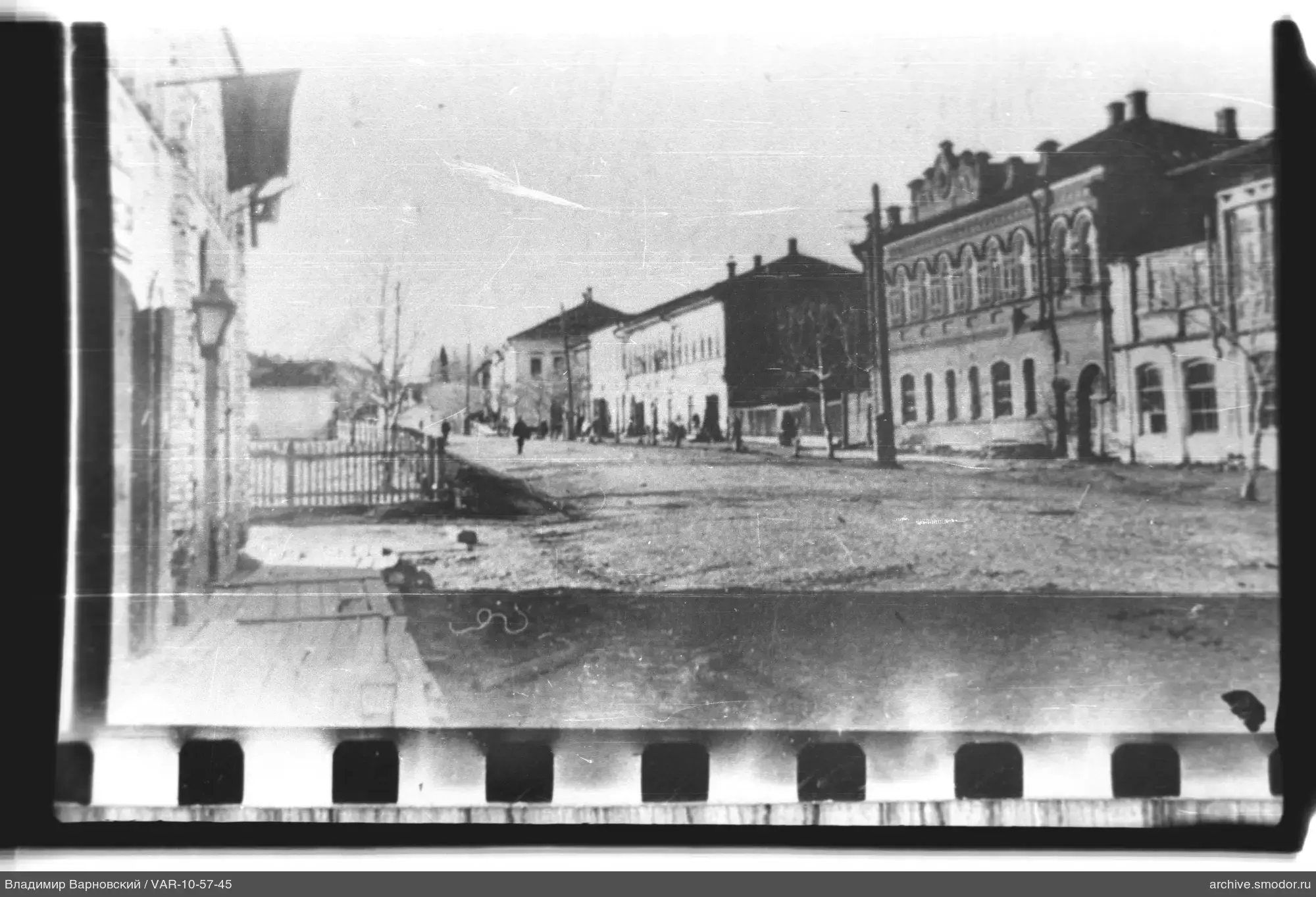 Широкая улица с зданиями и прохожими