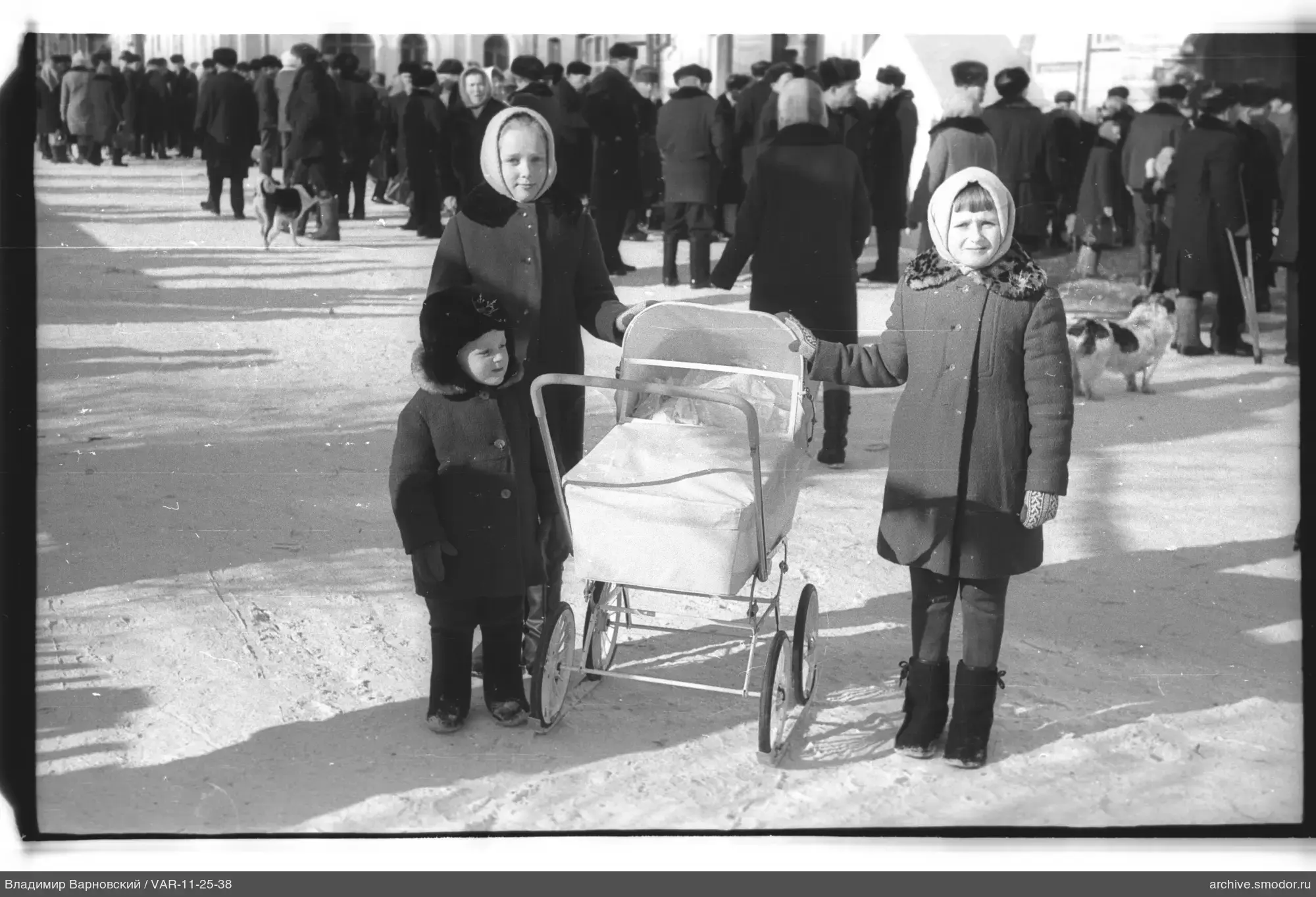 Дети с коляской на снегу