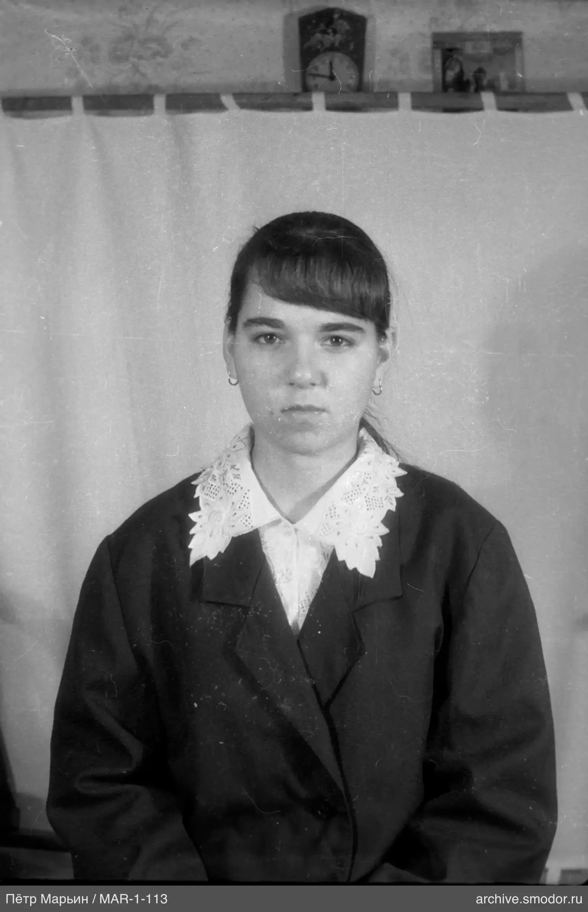 Porträt einer Frau in Jacke und Bluse