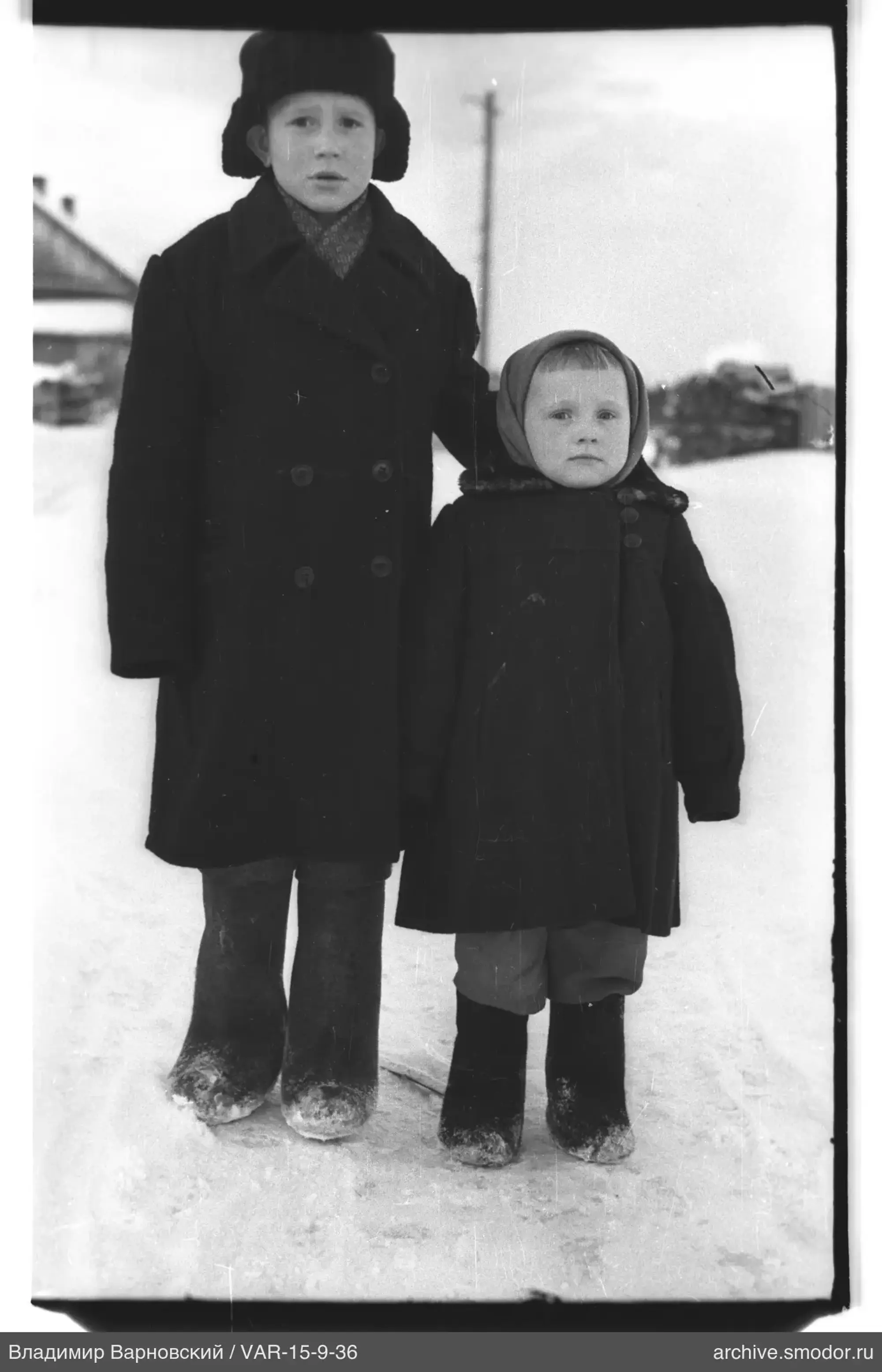 Zwei Kinder in Winterkleidung im Schnee