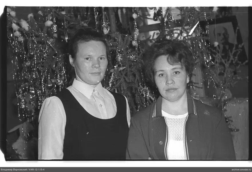 Porträt zweier Frauen vor Weihnachtsbaum