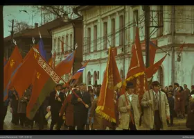 Gruppe mit roten Fahnen auf der Straße